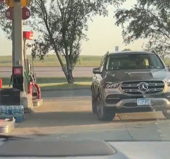 【動画】女さん、ガソリンを入れるのが下手すぎるｗｗｗｗｗｗ