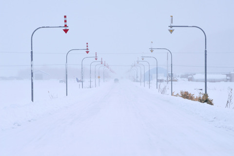 北海道東北民に聞きたい「すごい積雪で地面が見えない道路」を車で走る時って勘に頼るしかないんか？
