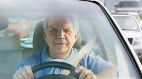 高齢ドライバー「免許返納したら生活ができない、辛いんよ」