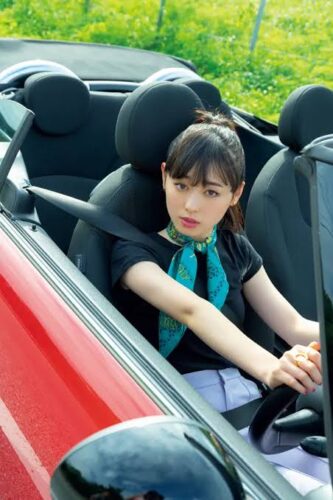 【悲報】女さん、外車に乗ってイキってしまうwwwwwwww