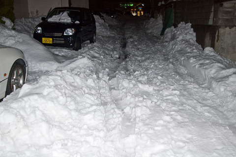 雪かきの雪を俺の車の前に捨てるアホｗｗｗｗｗｗ