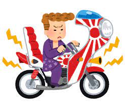 【悲報】蛇行運転する少年のバイク、パトカー追跡直後に赤信号の交差点に進入し車と衝突