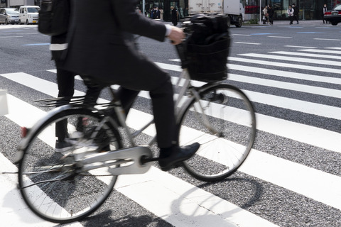 【運転】横断歩道で自転車に乗った人が待機していた場合