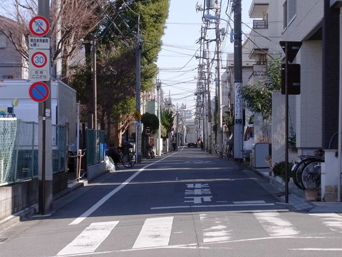 30km/h制限の道路を30km/hで走ってたら追い越されたｗ