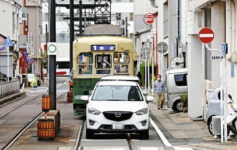 【悲報】長崎市、土地が無さすぎて路面電車と自動車が同じ道を走る