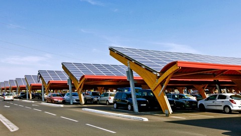 【朗報】フランスで駐車場の半分に対して、太陽光パネルの設置義務化の法律が採択される