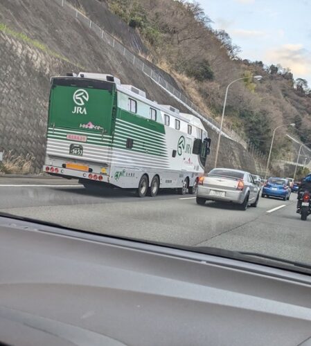 【画像】東名走ってたらガチ目のウマ娘プリティーダービー痛車見つけたったwwwwwwwww