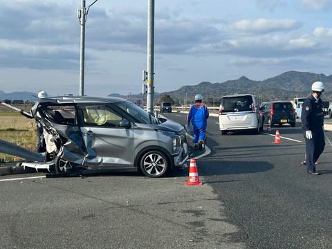 【悲報】信号待ちの軽自動車に乗用車が追突し死亡