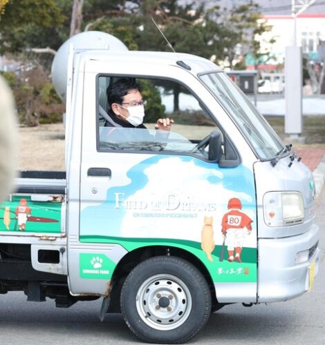 【悲報】栗山監督、ボロボロの車で登場してしまうwwwwwwwww
