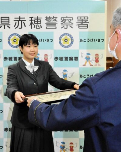 女子高生が車に轢かれた意識不明女性を救護。通り過ぎる車はスルーしていた模様・・・