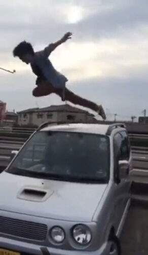 【悲報】クソガキ、他人の車の上に乗ってしまうwwwwwwww
