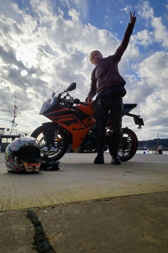 【悲報】バイク乗りの爺さん、カーブを曲がりきれず車と正面衝突してしまうwwwwwwww