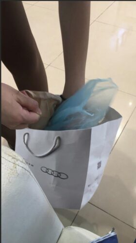 【画像】中国アウディのお姉さん、客にとんでもないもの渡しててワロタｗｗｗｗｗｗｗｗｗｗｗｗｗ