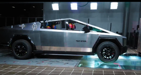 【動画】最新型テスラ車の耐久力がヤバすぎると話題にｗｗｗｗｗｗｗｗｗｗ
