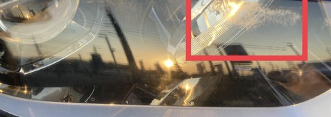 【画像】車のライトに謎の汚れがあるんだが！！！！！！！！