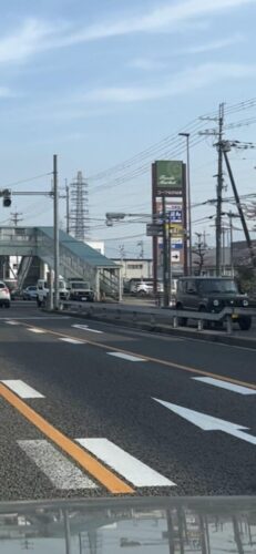 【画像】ジムニーとかいう女のファッション感覚の車に成り下がった車ｗｗｗ