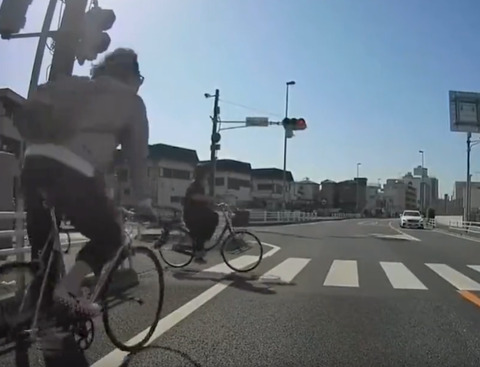 【動画】ロードバイク乗りさん、信号無視して別の自転車と事故る・・・・