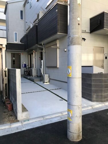 【悲報】新築建てて車買ったのに納車前に目の前に電柱立てられたwwwwwwww