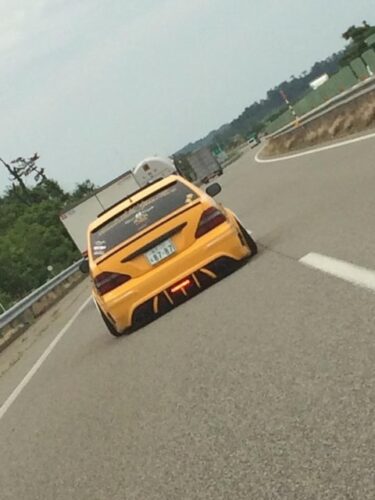 同乗者男「行け」パート女性「はい」信号無視で横断歩道の自転車轢き殺させるwwwwwwww