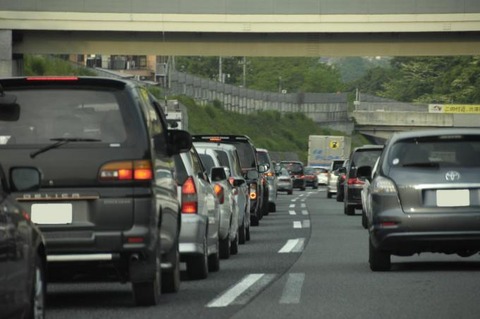 高速で渋滞してる時ってそのまま乗ってた方がいいの？
