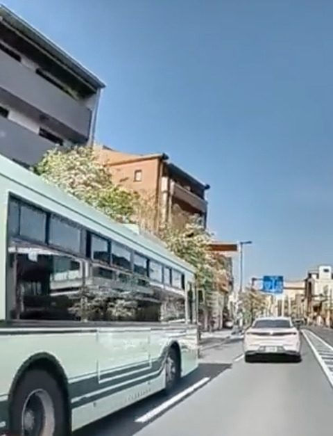 【動画】左車線バス「んおおおおおおおおお」　右車線クラウン「オラァ！！！！」