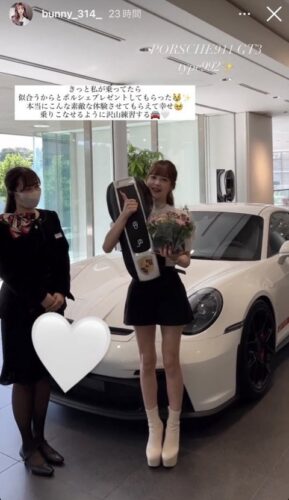 【画像】下着でユニバ来た女子「え、納車式やんの？まぁ…別にいいけど…」