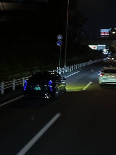 【悲報】とんでも無く迷惑なクソ改造をしたプリウスが撮影される！！！