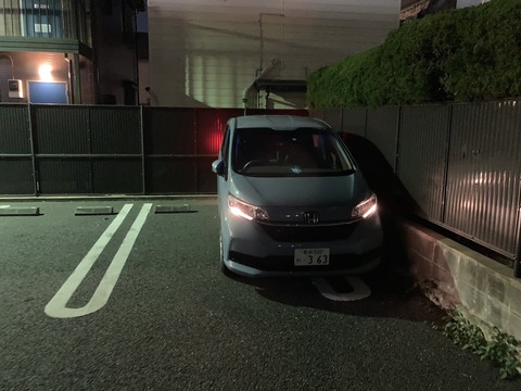 【画像】駐車場って普通こういう止め方するよな？？