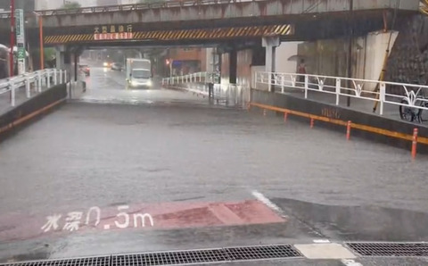 【動画】大雨で冠水している高架下に突っ込んでいくトラックと自転車wwwwwwwwwwwwwwwwwwwwwwwwwwww