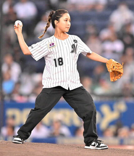 【画像】 女子スキージャンプの高梨沙羅さん、ロッテの始球式に高級ベンツで登場！