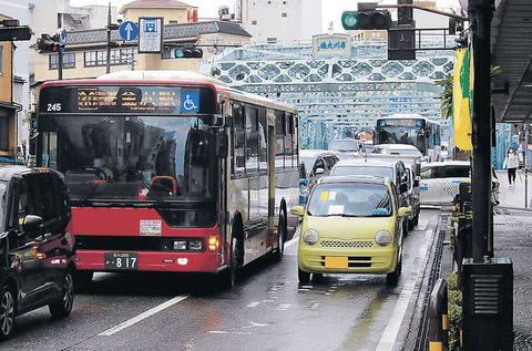 【悲報】金沢の片町にカスみたいな軽自動車が違法駐車され渋滞。通勤通学のバスが30分遅れ