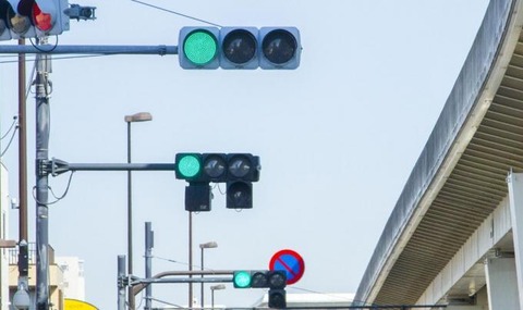 信号が青になってるのに動き出さない車にクラクション鳴らすまで何秒待つ？