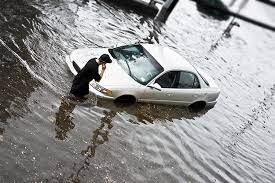 大雨で車が水没した場合、水深60cmで扉は開かなくなるらしい