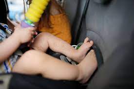 炎天下で車内に取り残された赤ちゃん、父親がフロントガラスを叩き割って救出wwwww