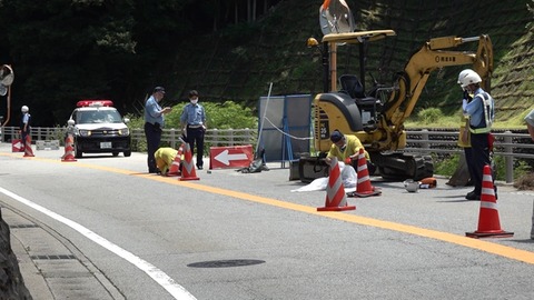 道路工事の誘導女性がトラックにひかれ死亡wwwww