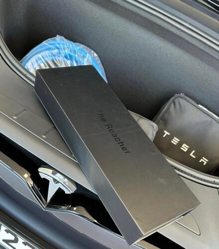 【速報】テスラ、右ハンドル車製造終了対策でマジックハンドを配布wwwwwww