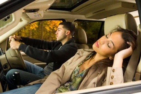 ツイ民「運転しているのに助手席で寝るな」に対しひろゆき「運転にうるさいから寝てろ」論争勃発