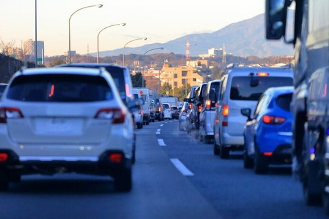 高速道路ってもう渋滞ができるのは仕方のないことなのか？