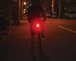 自転車用のピカピカ光る赤いテールライトって迷惑？