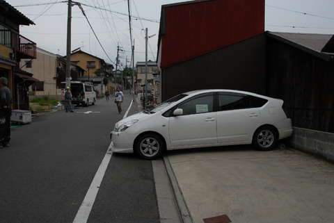 【画像】日本人さん特有の歩道にちょっとはみ出して駐車したろの精神ｗｗｗｗｗｗ