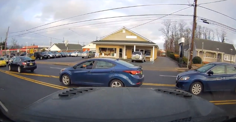 【動画】女さんドライバー、割り込みして車体をぶつけた挙句逆切れしてしまう