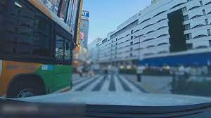 【画像】“フライング気味”で飛び出した都バス、横断歩行者を蹴散らすwwwwww
