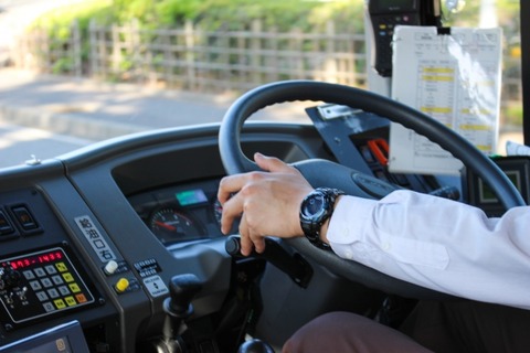 ワイニート、ノリで応募したバス運転士に合格してしまい逃亡寸前ｗ