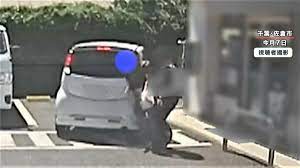 駐車場で車が突然バックし男性に衝突　「警察を呼ぶのは困る」と引き止める被害者蹴散らし無謀運転で逃走