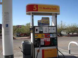アメリカのガソリンスタンドで車強盗が現る→ガソリン注入中の所有者がとった行動に世界中で拍手喝采wwwwwwwww