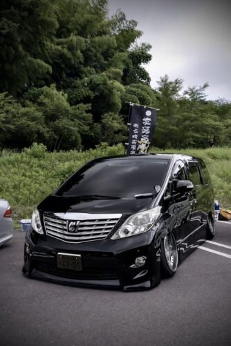 【悲報】改造しまくったアルファード、燃えかすになるwwwwwww