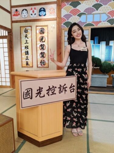 【画像】ベンツ売りのお姉さん、あまりに美人で納車式で目立ちすぎてしまうｗｗｗｗｗｗｗｗｗｗ