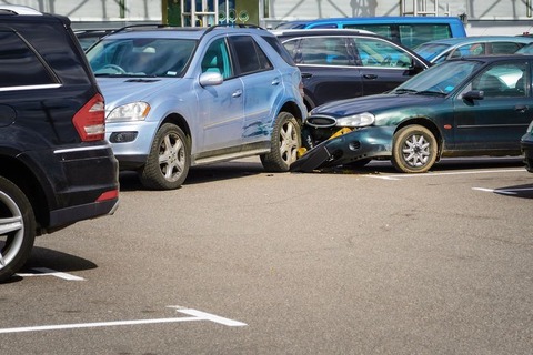 【悲報】ワイ、無事故免許更新後、駐車場で事故るｗｗｗｗｗ