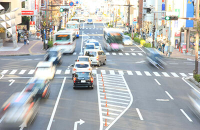 この時間に対向車バンバン来るのに右折でコンビニ入ろうとして大渋滞つくってる車