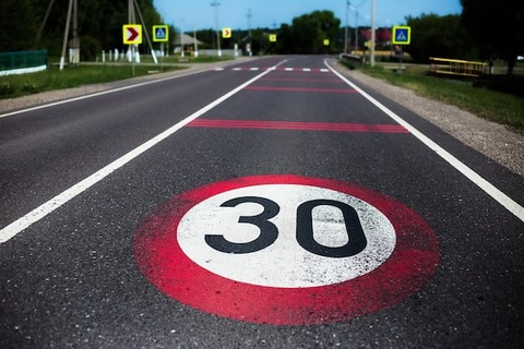 普段運転するお前らさ30km/h制限の道路で実際何キロ出してる？ｗ